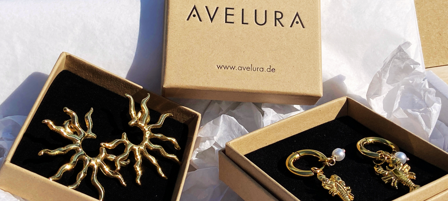 Goldene Ohrringe in brauner Verpackung